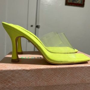 New Cabe robbin lime green heels